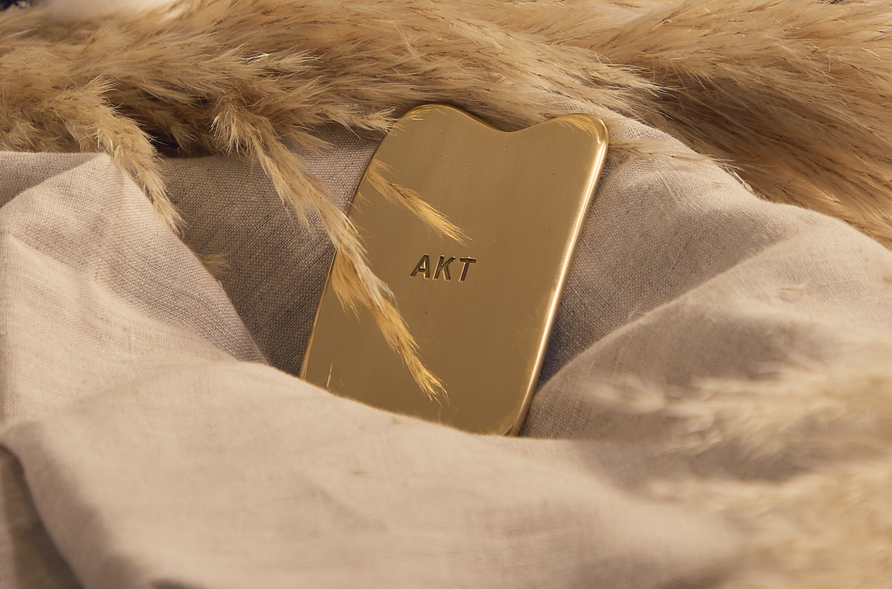 AKT LONDON THE APPLICATOR