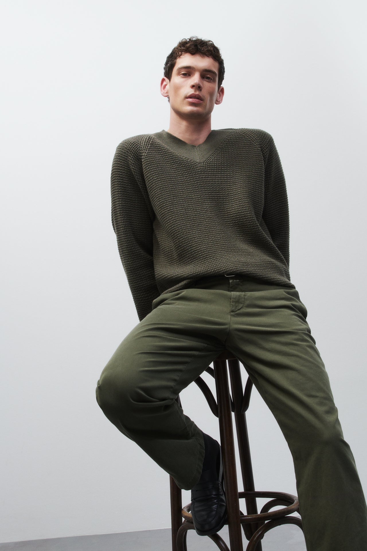 CLOSED MENS V-NECK JUMPER - FOREST GREEN