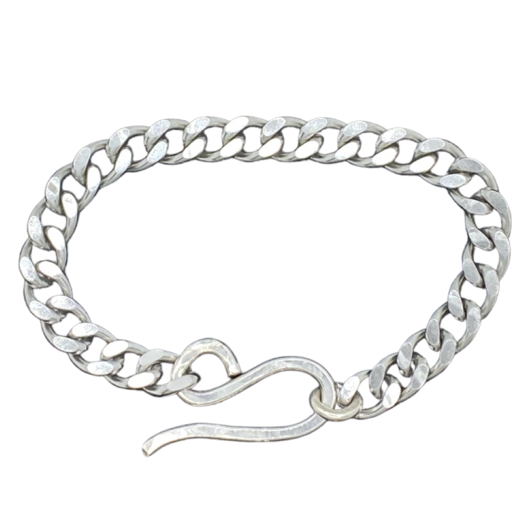 BRITT BOLTON HOOK CURB BRACELET - SILVER