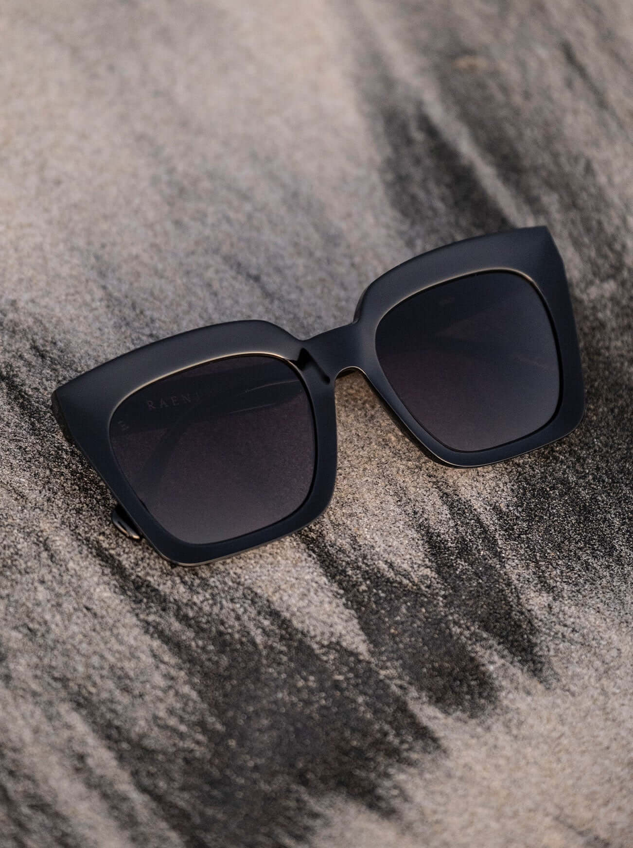 RAEN VINE SUNGLASSES - BLACK / DARK SMOKE